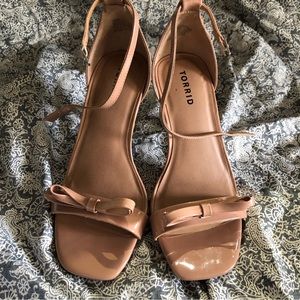 Torrid nude patent strappy bow heel 8.5 extra wide